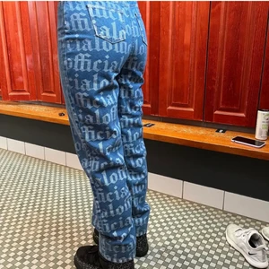 Super snygga jeans - Säljer mina skit snygga jeans som jag köpte av Lisa siden . Lägger ut igen då jag inte lyckas sälja de ännu. Storlek 36, personen på bilden är 172 cm ungefär💗 Säljes för 150kr + eventuell frakt🥰