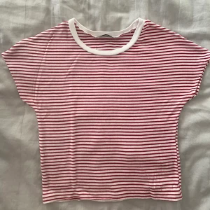 Topp - Söt topp från Zara! Äldre modell men knappt använd. 🤍❤️