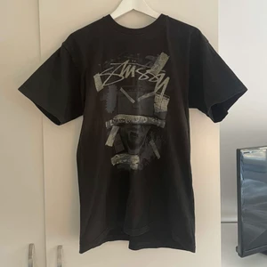 Stussy t shirt - Säljer denna asballa tshirt från stussy, köpt secondhand men knappt använd av mig och är i fint skick