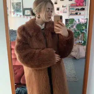 Knappt använd lång fakepäls från PrettyLittleThing. Nypris 1000 kr. 