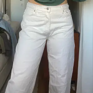 Vita jeans från Weekday. Använd fåtal gånger! ( har satt in ett skosnöre i midjan då de var för stora i midjan, går att ta ut!!)