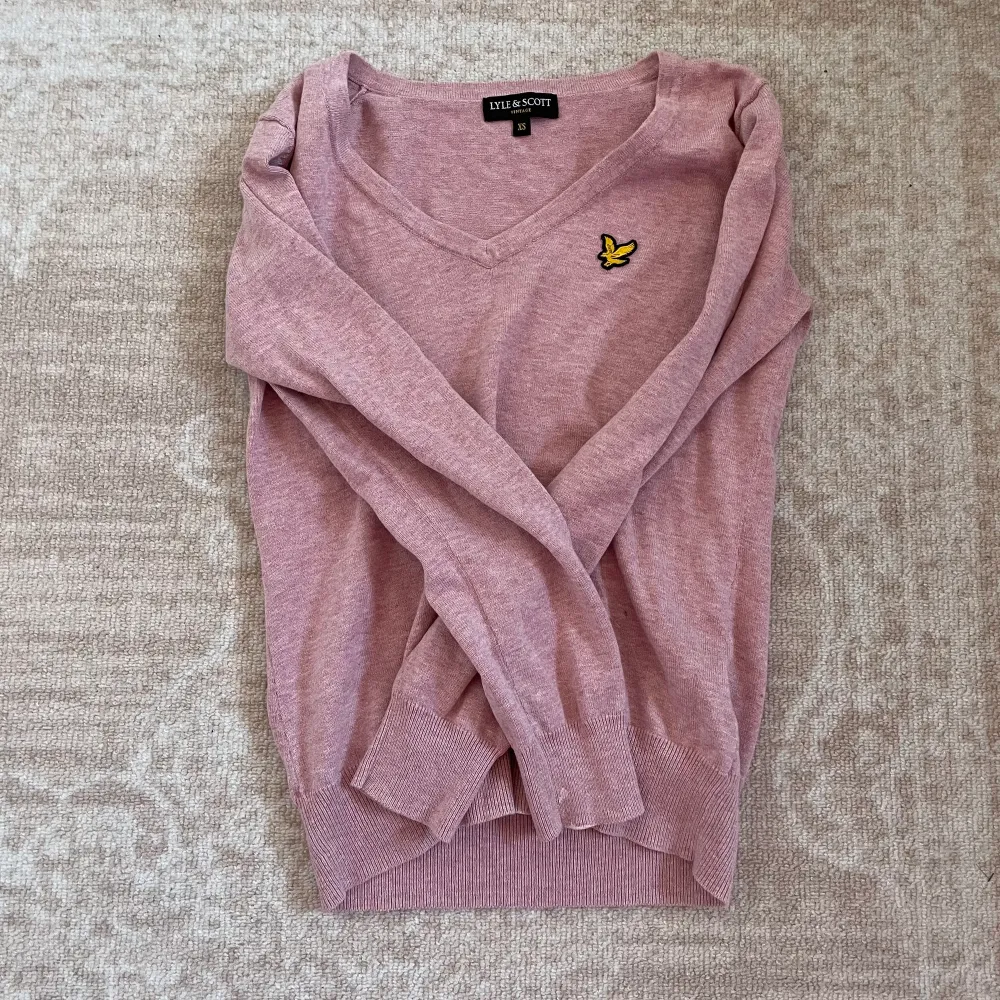 Vintage rosa V-ringad tröja av märket Lyle and Scott! Säljs då den inte är riktigt min stil ❤️. Tröjor & Koftor.
