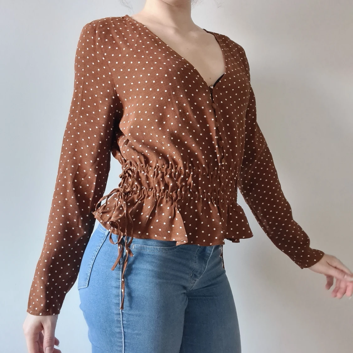 Prickig blus m volang, knappar & band