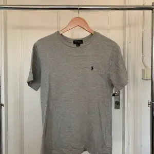 Använd fåtal gånger, grå ralph lauren t-shirt i youth storlek L (14-16 år) 100kr