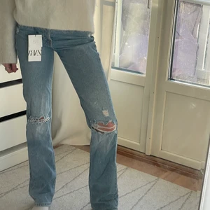Zara jeans - Slutsålda jeans från zara med hål i❤️ storlek 32 men passar även 34, aldrig använda med prislappen kvar