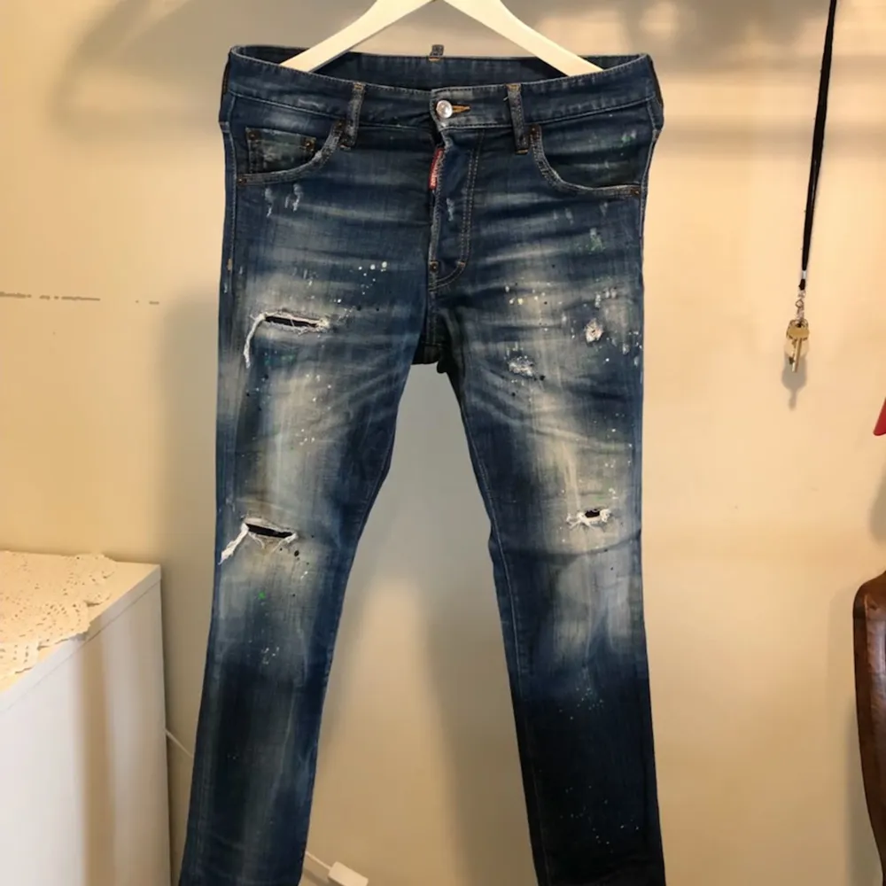 dsquared2 jeans storlek 44/ S bra skick, kvitto finns . Jeans & Byxor.