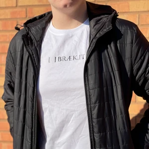 Bracket t-shirt  - Vi är ett uf företag som säljer snygga och hållbara owerzie t-shirts. T-shirten finns i storlekarna S-L