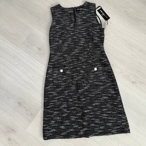 Vacker Karl Lagerfeld klänning - Väldigt Chanel inspirerad klänning från Karl Lagerfelt (som också var designern bakom Chanel). Köpt i Usa, helt ny med lappar kvar. Storleken är uSA4 (vilket är som 36 eller small. Beroende på hur tajt man vill ha den kan den passa xsmall och medium också om man vill att den ska sitta lite mer formfitted. Materialet är rätt så stretchigt och måtten på midjan är ungefär 38cm kan stretchas till 40cm och själva längden på klänningen from axlar är ungefär 90-91cm.