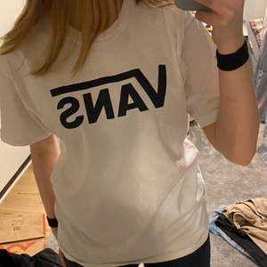 Overzize vans t-shirt, välanvänd men i bra skick, skönt material, köparen står för frakten💗