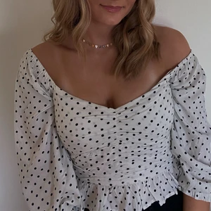 Söt topp - En söt topp från bikbok, har blivit för liten för mig 🙏🏻🥶 jättesöt, sparsamt använd. Storlek 36 ❤️‍🔥 130 kr inklusive spårbar frakt. KÖP GÅR FÖRE FRÅGOR👏🏻😇🙈