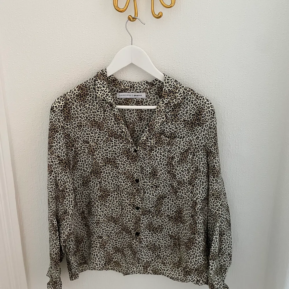 Leopardmönstrad blus från Annie Bing x Gina Tricot kollektionen. Strl 36. Nypris 599kr. . Blusar.