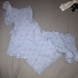 Ljusblå top - Så fin ljusblå croptop! 😍 använd 1 gång!