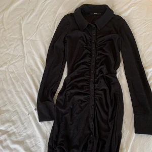 kostymliknande klänning  - En midklänning från bikbok i strlk s, är i helt nytt skick