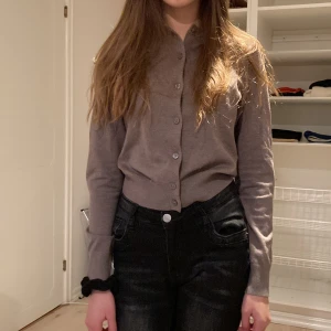 Kofta - Snygg HM kofta men har dock en liten fläck fast den var där när jag köpte den❣️