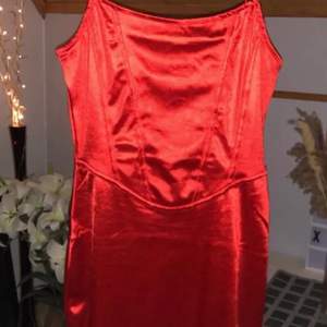 Hej! Säljer denna röda klänning från hm i storlek M. Jättefint skick. Endast använd 1 gång. Köparen står för frakten❤️ lånade bilder