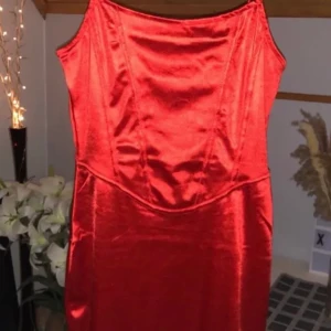 Röd klänning - Hej! Säljer denna röda klänning från hm i storlek M. Jättefint skick. Endast använd 1 gång. Köparen står för frakten❤️ lånade bilder