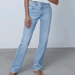 Zara mid rise jeans  - Knappt använda, säljer då de är försmå💕 innerbenslängs: ca 80 cm. midja tvärs över: ca 34 cm. 