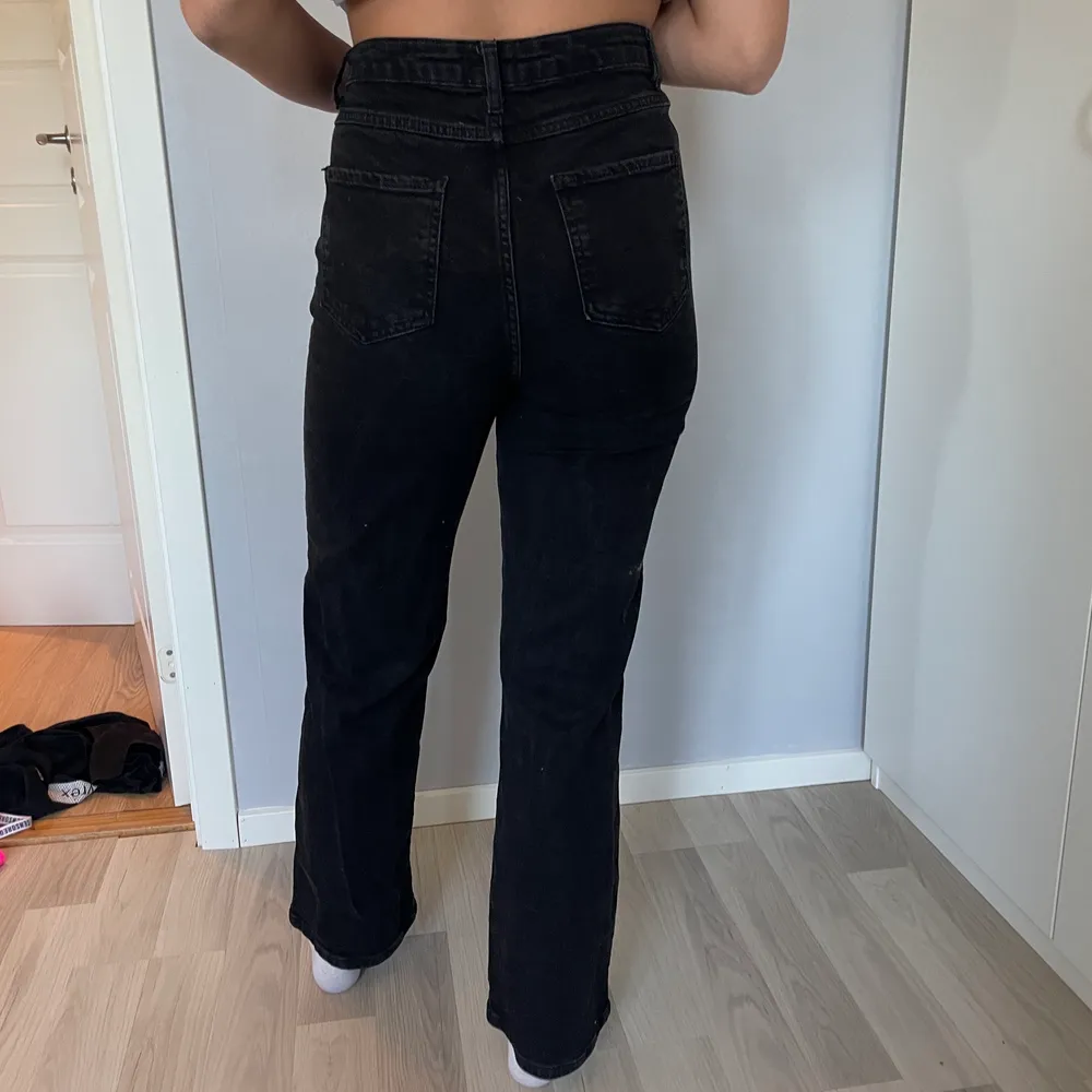 Svarta jeans från madlady i storlek 40. Jeans & Byxor.