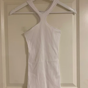 NYA RIBBADE LINNEN - två endast testade linnen med brottarrygg och även fram på bröstet från WEEKDAY! Så snygga! Men passade tyvärr inte mig. Säljer båda för 100 en för 50. 