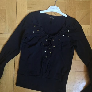 Topp - Super snygg topp med guldiga delar typ. Säljer för den inte kommer till användning.