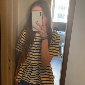 Randig t-shirt  - Randig t-shirt från Zara, storlek S! Säljer pågrund kommer till användning! 🤩