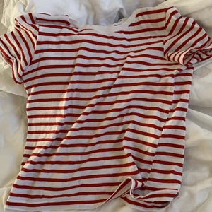 Rödrandig t shirt  - Använd fåtal gånger, frakt inkluderar ej❤️