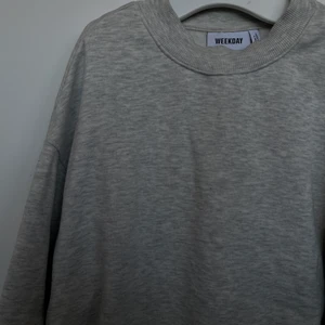 Sweatshirt  - Ljus grå oversized sweatshirt från weekday i storlek s.