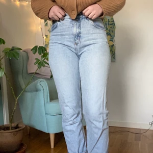 Momjeans från Monki  - Ett par momjeans från Monki i storlek 29. Dom är lite för små på mig så bilderna visar inte riktigt att dom egentligen är lite ”pösigare”. 