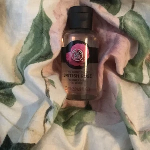 THE BODY SHOP  - Hej jag säljer nu min BRITISH ROSÉ shower gel jag säljer pågrund av att jag inte använder den är jätte bra skick.Aldrig använt om ni är intresserade kontakt mig jag vet inte hur mycket frakten är men jag kan kolla upp det pris kan Diskutera🧴💕