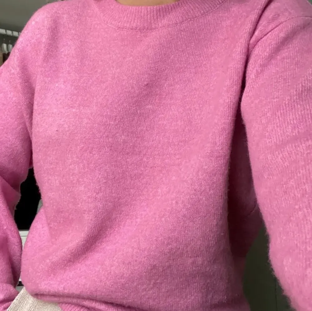 jättefin rosa stickad tröja från ASOS i strl S. lånade bilder av en tjej på plick men det är exakt samma tröja!💘 150 kr + frakt💘. Stickat.