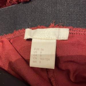 Vinröd kjol från H&M använd ett få tal gånger. 