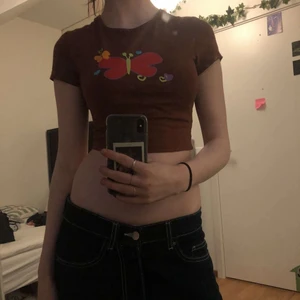 Brun fjärils crop top 🤎 - Jag har användt denna tröjan max 5 gånger! Jag känner att det inte är min stil därför säljer jag den! 🤍🤎