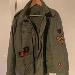 Ralph Lauren jacka - str L - Fieldjacka från Ralph Lauren. I princip aldrig använd. Nypris på denna jacka ligger runt 4500kr. Jag tar emot bud från 1000kr med rätt att neka. Köparen står för frakt.