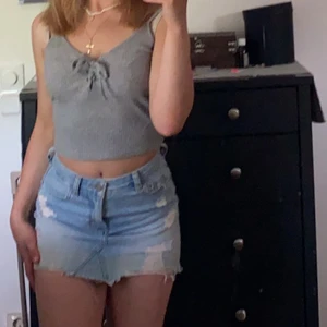 Jeanskjol - Säljer denna söta jeanskjol ifrån hollister. Den har blivit för liten för mig. Storleken är w23 så passar för de som har storlek xs.