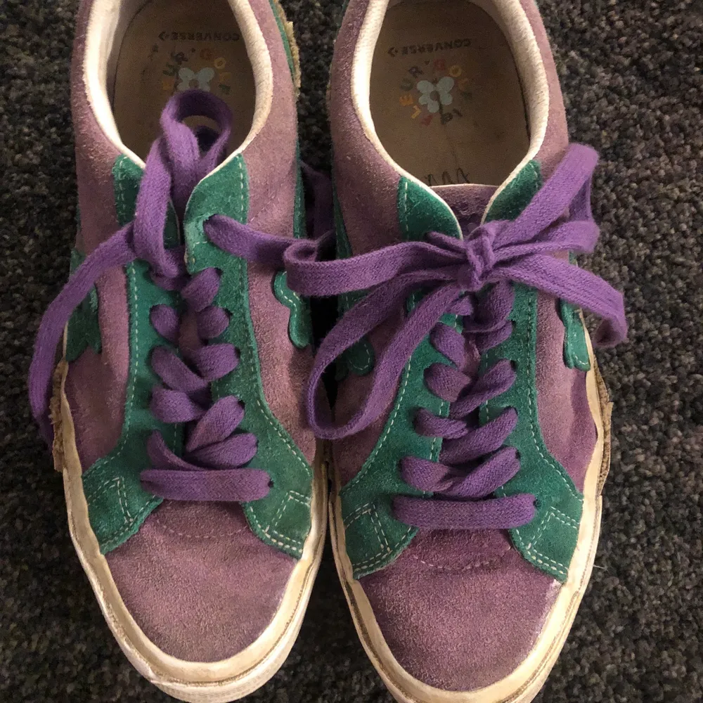 tyler the creators golf le fleur. dessa är i ”hulk” colorway. rätt så använda, kanske 6-7/10 och säljer därför lite billigare. ingen box men dustbag ingår💚💜💚💜. Skor.