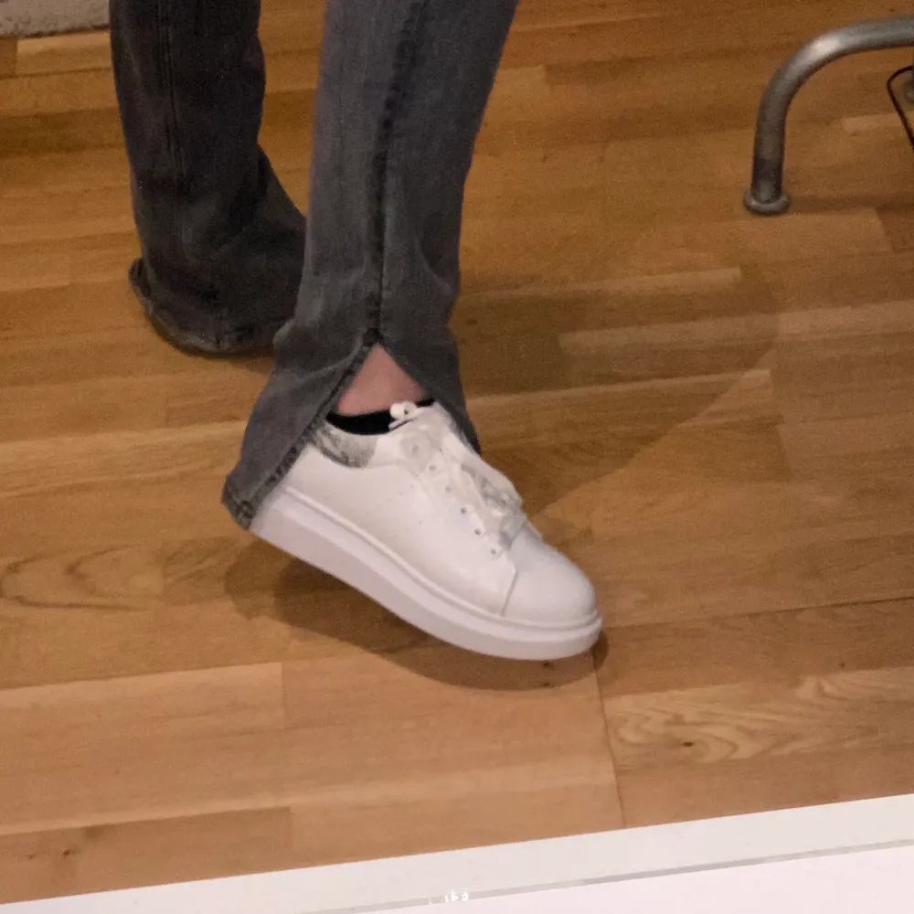 Super fräscha vita sneakers köpta i Spanien! Det är i precis samma form och har samma utseende som de liknande skorna från Nelly.💕 Storlek 39 men passar mig som alltid har 38💓 Aldrig använda utan endast testade.. Skor.