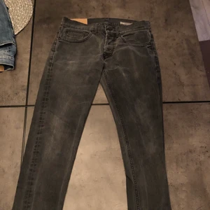 Dondup Jeans - Dondup Jeans i  storlek 33 original pris 2400kr säljer dom för 1200kr