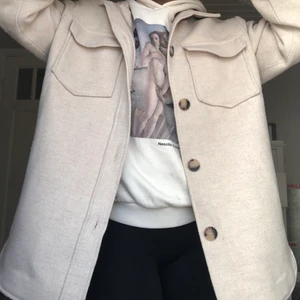 Ljusbeige jacka - Ljusbeige jacka med bruna knappar
