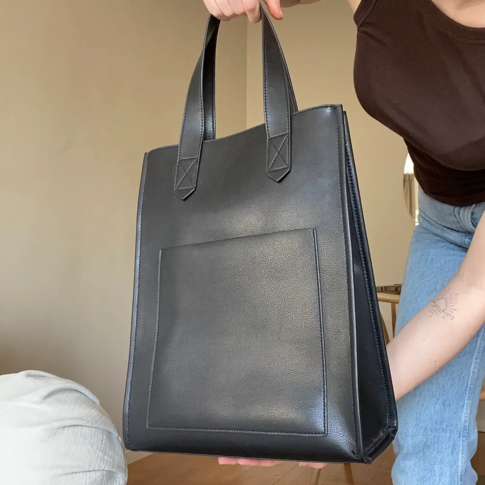Säljer denna supersnygga väskan som passar perfekt att ha tex datorn i! Kontakta mig om ni har frågor🥰 Köparen står för frakt. Väskor.