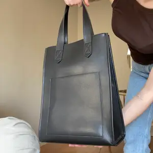 Säljer denna supersnygga väskan som passar perfekt att ha tex datorn i! Kontakta mig om ni har frågor🥰 Köparen står för frakt