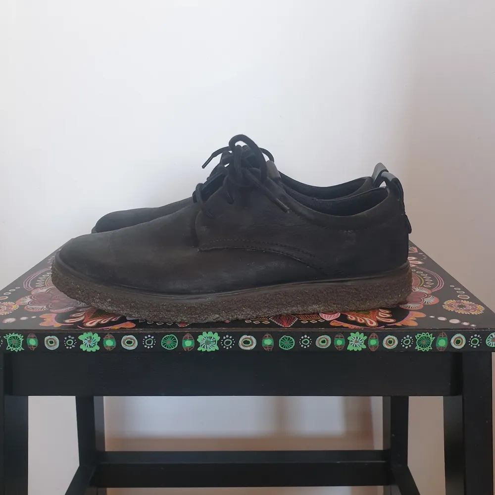Ecco-skor i svart läder. Sparsamt använda under två säsonger. Kan mötas i centrala Göteborg eller skicka :). Skor.