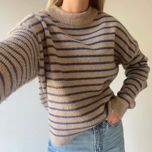 Stickad tröja i strl S - Mysig stickad tröja i strl S från NAKD. 