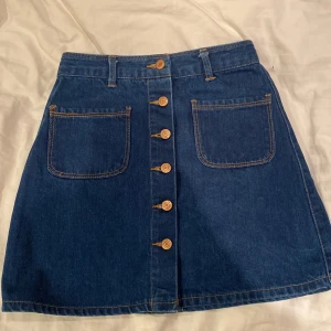 Pull&bear kjol - En blå kjol från pull&bear som är för liten för mig. Superfin!