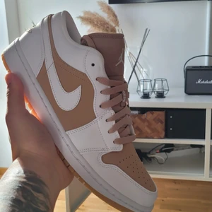 Jordan 1 Low Hemp White - Riktigt schyssta Aj1 Lows, enligt mig top 3 cw. Storlek 42.5, cond -Dswt. Kvitto o referenser finns!