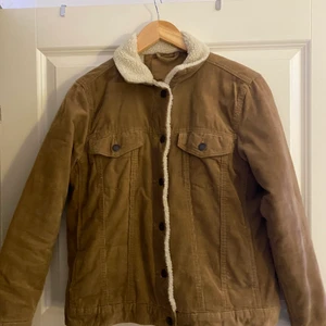 Vintage Jacka storlek XS - En brun vintage jacka från ca 90 talet knappt använd storlek XS. Kunden står för frakten betalning sker via Swish mer information och bilder kan du få om du kontaktar mig.