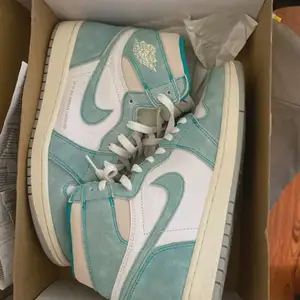 Air Jordan 1 Retro High OG Turbo Green 2019    Size: US 10 / EU 43    Color: White    Condition: Gently Used