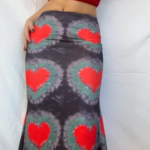 Kjol - KÖP DIREKT FÖR 130kr! Cool kjol med tie-dye liknande hjärtan. Köpt second hand och finns ingen lapp som indikerar märket tyvärr. Väldigt stretchig så skulle säga att den bör passa allt mellan en s-liten L. Jag själv bär oftast M/L i byxor och S i toppar samt är 168cm lång. Köpare står för 57kr spårbar frakt. Plagget är i gott defetfritt skick.  Högsta bud 80kr. Avslutas när annonsen markeras såld. Du vinner om ingen budar mer än dig på 24h. 
