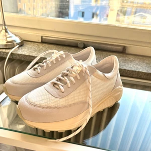 Monorunners Out Legacy - Helt nya Monorunners från Our Legacy med Vibram sula. Säljes pågrund av beställt hem för stor storlek och inte skickat tillbaka i tid. Kommer med skolåda och skopåse för förvaring.