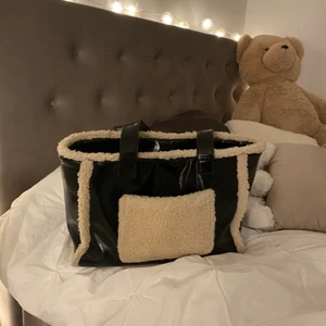 Stor väska - Nu säljer jag denna superfina väska från Gina tricot som jag hr älskar! Lagom stor men rymmer ALLT! Säljer den pga att jag har fått en ny som jag använder nu. Tror nypriset var ungefär 400kr och den köptes förra året.