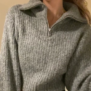 STICKAD TRÖJA FRÅN GINA TRICIT - En super fin stickad tröja från Gina Tricot med justerbar dragkedjs-krage. Tröjan är i nyskick och har endast blivit provad aldrig använd. 